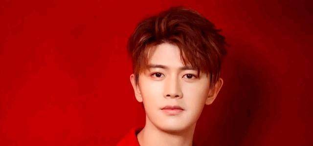 任嘉伦饰演的"蜥蜴先生顾川",在大学毕业时遭遇一场重大车祸事故,导致