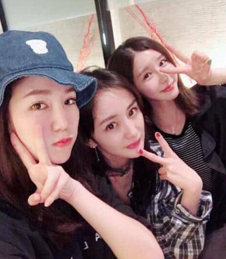 同为"泰迪姐妹团"成员,方安娜跟李小璐,秦岚也都是好闺蜜.