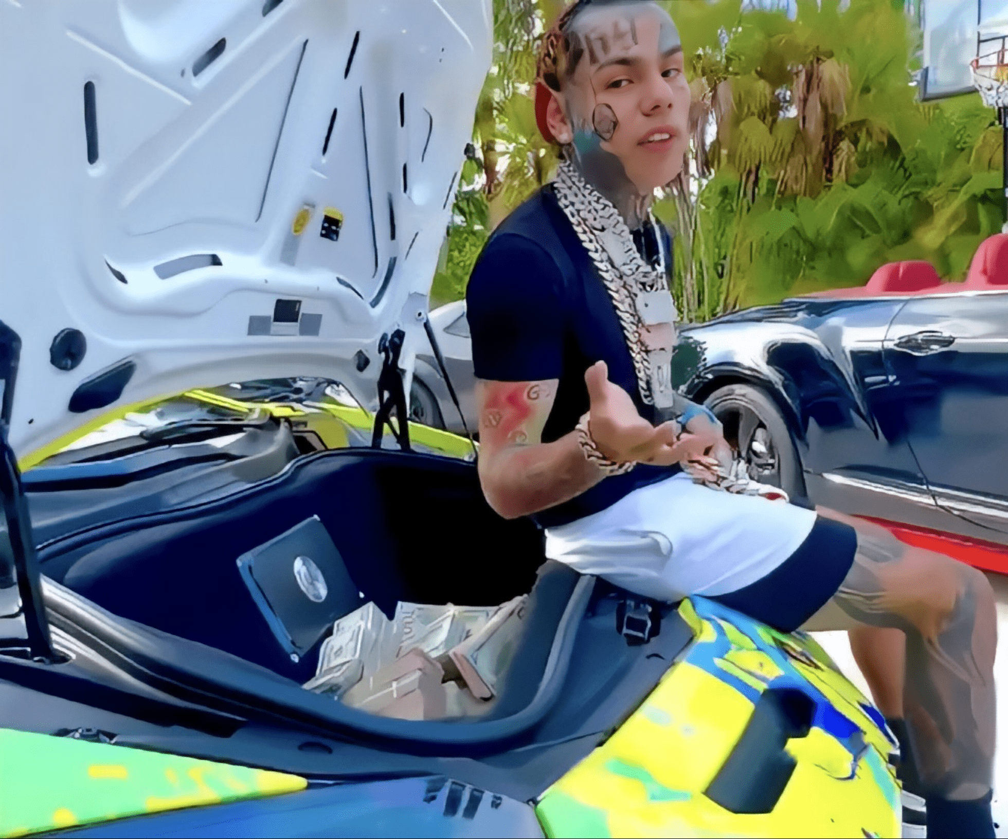 丹尼尔有一次到珠宝店,让老板给他定制了一头非常凶恶的钻石鲨鱼,做好