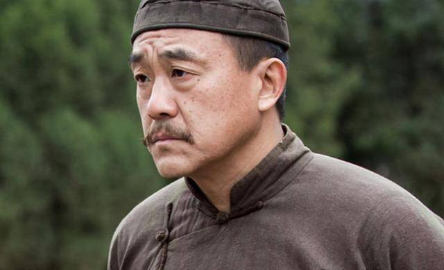 周冬雨28岁获影后,何冰50岁拿影帝,为何刺痛万千年轻人的心?