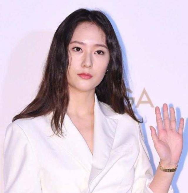 看来郑秀晶最近真的是没有在好好做体重管理,虽然很多人都在说她变胖