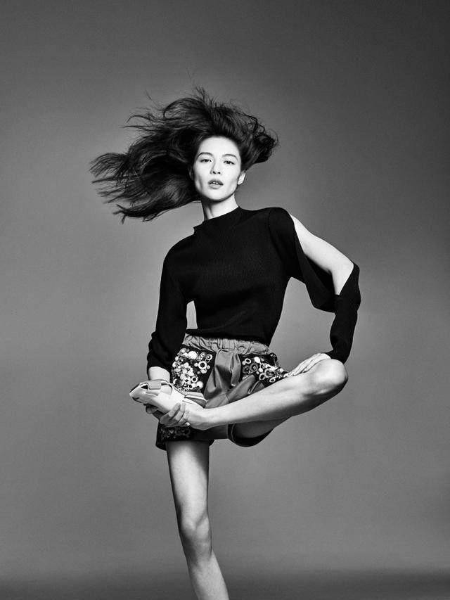 而钟楚曦还能做得如此优雅动人,不愧曾是学舞蹈出生的,才能做出如此有