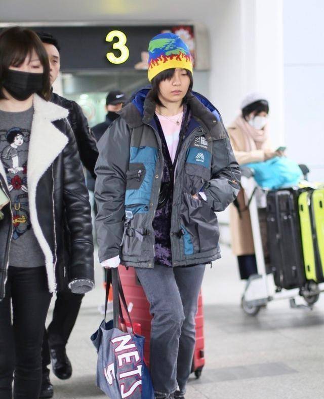 周笔畅中性风走机场,拼接衬衫配牛仔裤,不见高级女人味_选择了_衣服