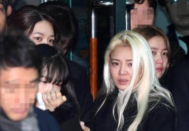 钟铉出殡,女艺人冲到前排并频繁看镜头,被指恶意抢镜_yeri_泰妍_新歌