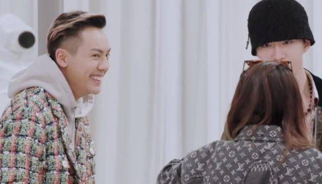 周扬青陈伟霆互动频繁,还曾对视无数次,网友:还说没在一起?