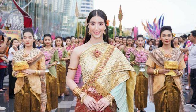 霸气性感的aump女王换上了传统泰服,瞬间化身高贵女神,一颦一笑都吸引