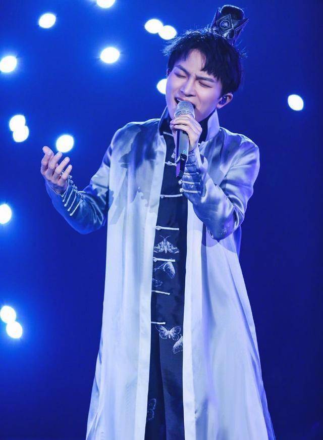 周深演唱《荒城渡》获乐评人点赞,和粉丝互动,居然不知n姓女星_声音