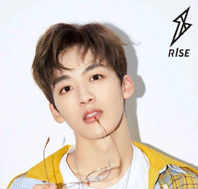 何洛洛今年才18岁,王俊凯也不过20岁,不要再拿这两个大男孩比来比去了