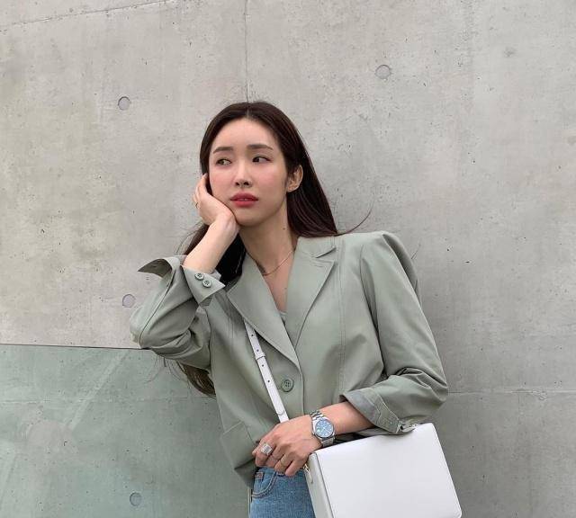 知名度不高,却凭借出众的穿衣品味受到追捧,她就是车婧媛_静媛_春夏