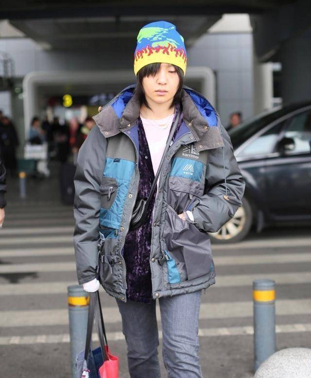 周笔畅中性风走机场,拼接衬衫配牛仔裤,不见高级女人味_选择了_衣服