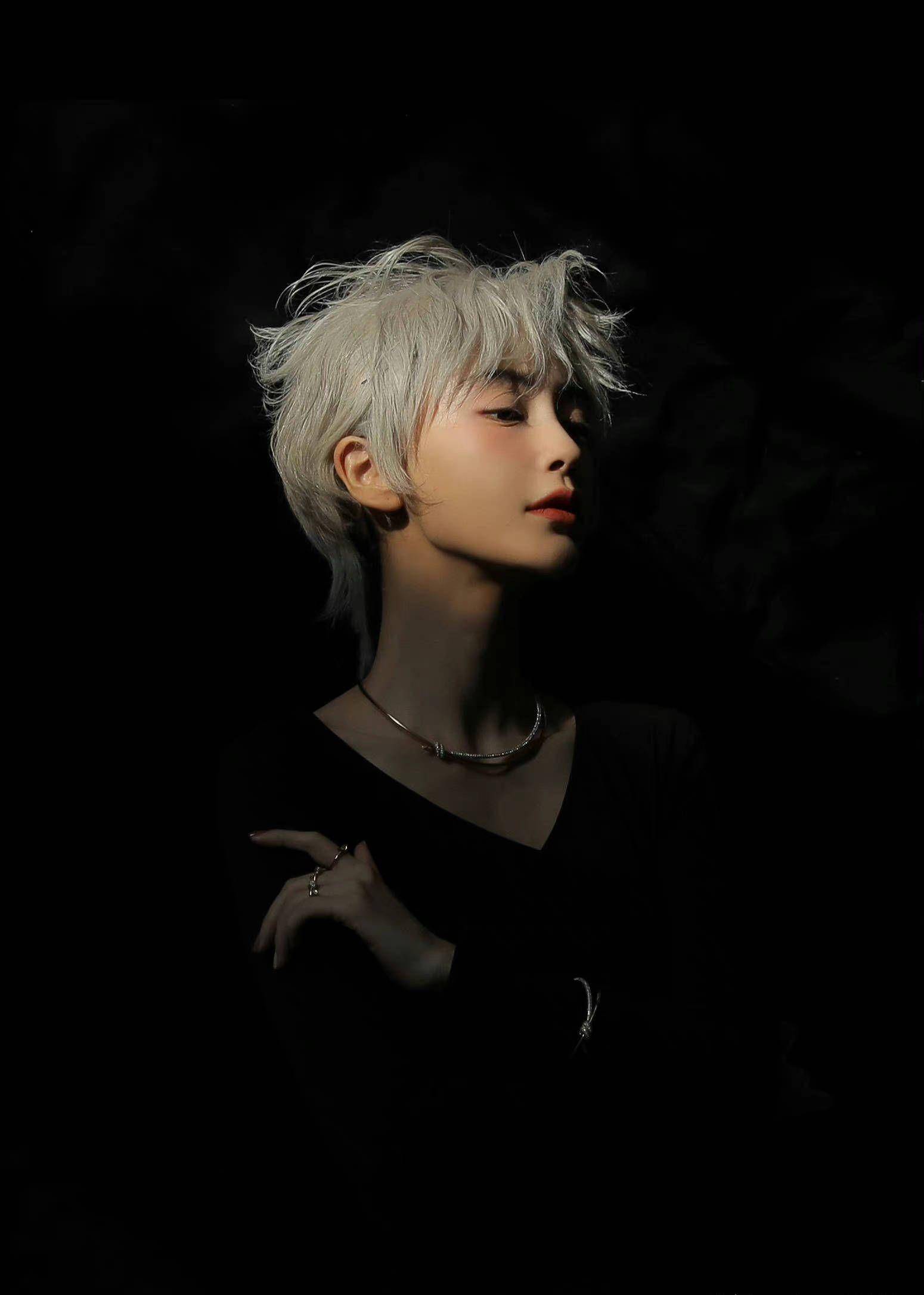 angelababy一出场就帅炸了,银色短发造型宛如撕漫女