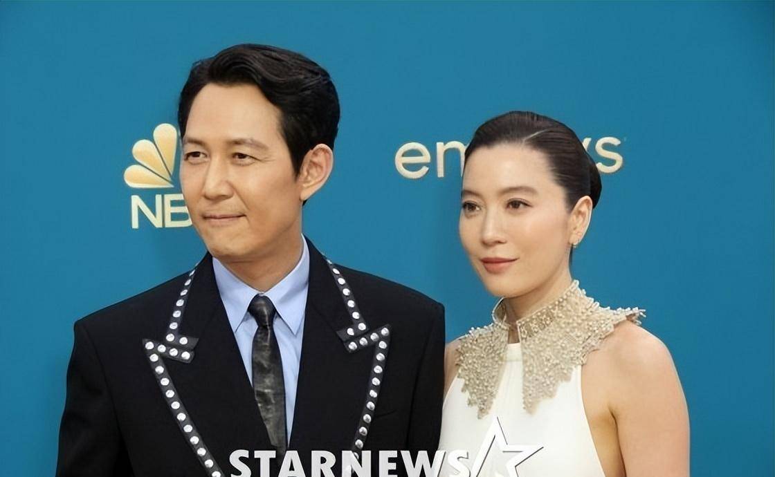 李政宰,艾美奖得奖时刻,紧紧挽住财阀女友的手_获得了_人们_英语