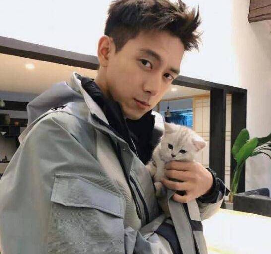 我们所见到的李现都是荧幕上的他,但是现实中的李现,估计很多人都是没