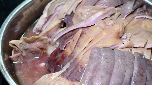 然后再买一些牛肉丸和鱼丸子,淮山,豆腐皮/腐竹,各种菇类,青菜,河粉