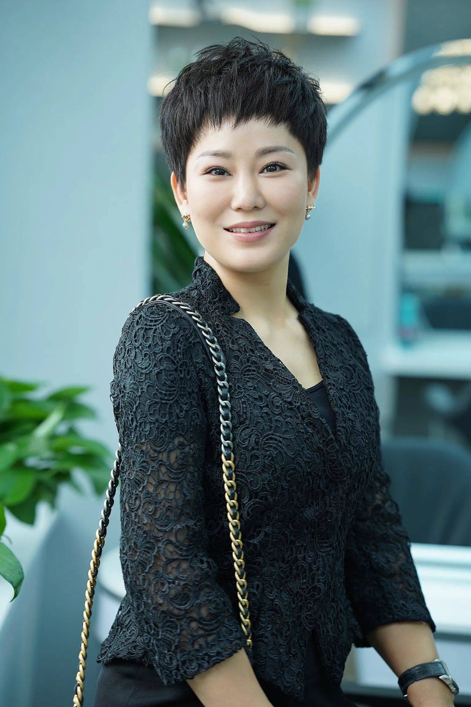 这种发型以其独特的设计和鲜明的形状而备受关注