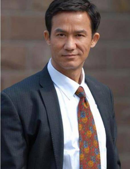 很多名人合作,与古天乐一起出演《寻秦记》在剧中饰演反派巨鹿侯赵穆