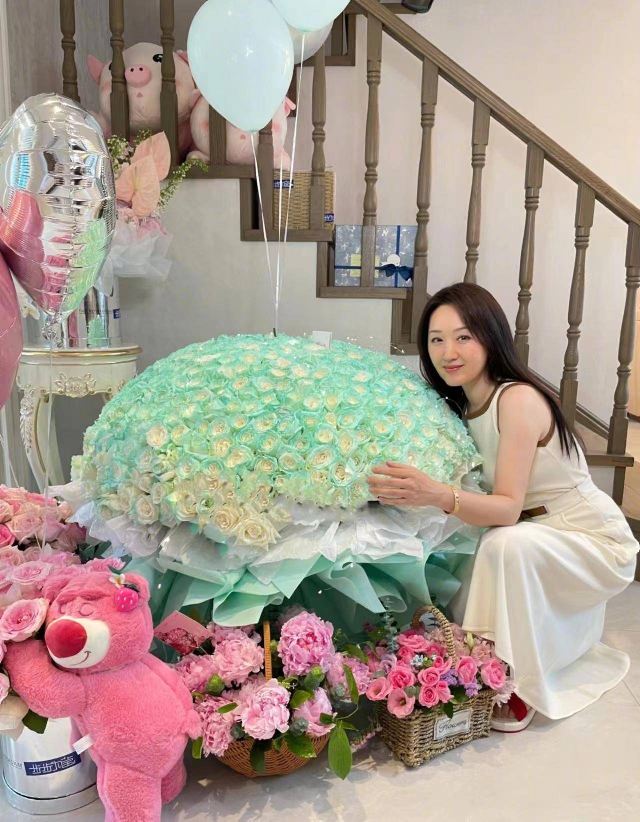 杨钰莹晒出52岁生日照片,身穿白色无袖连衣裙,清新淡雅,非常减龄!