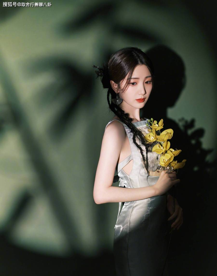 知名女星毛晓彤晒出清冷写真,肤白貌美双唇性感,气质如兰_照片_连衣裙