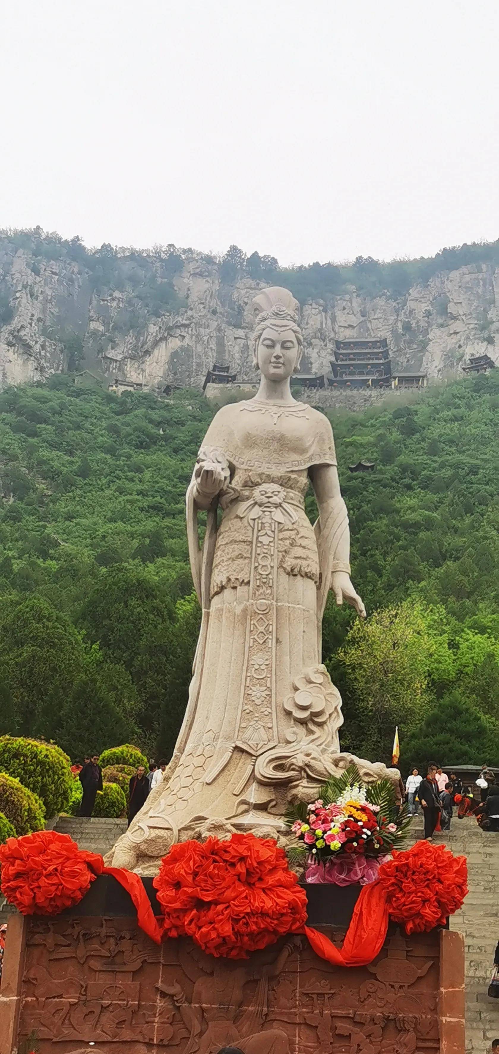 在蜗皇宫文化广场,矗立着高大的女娲娘娘塑像,塑像高9.