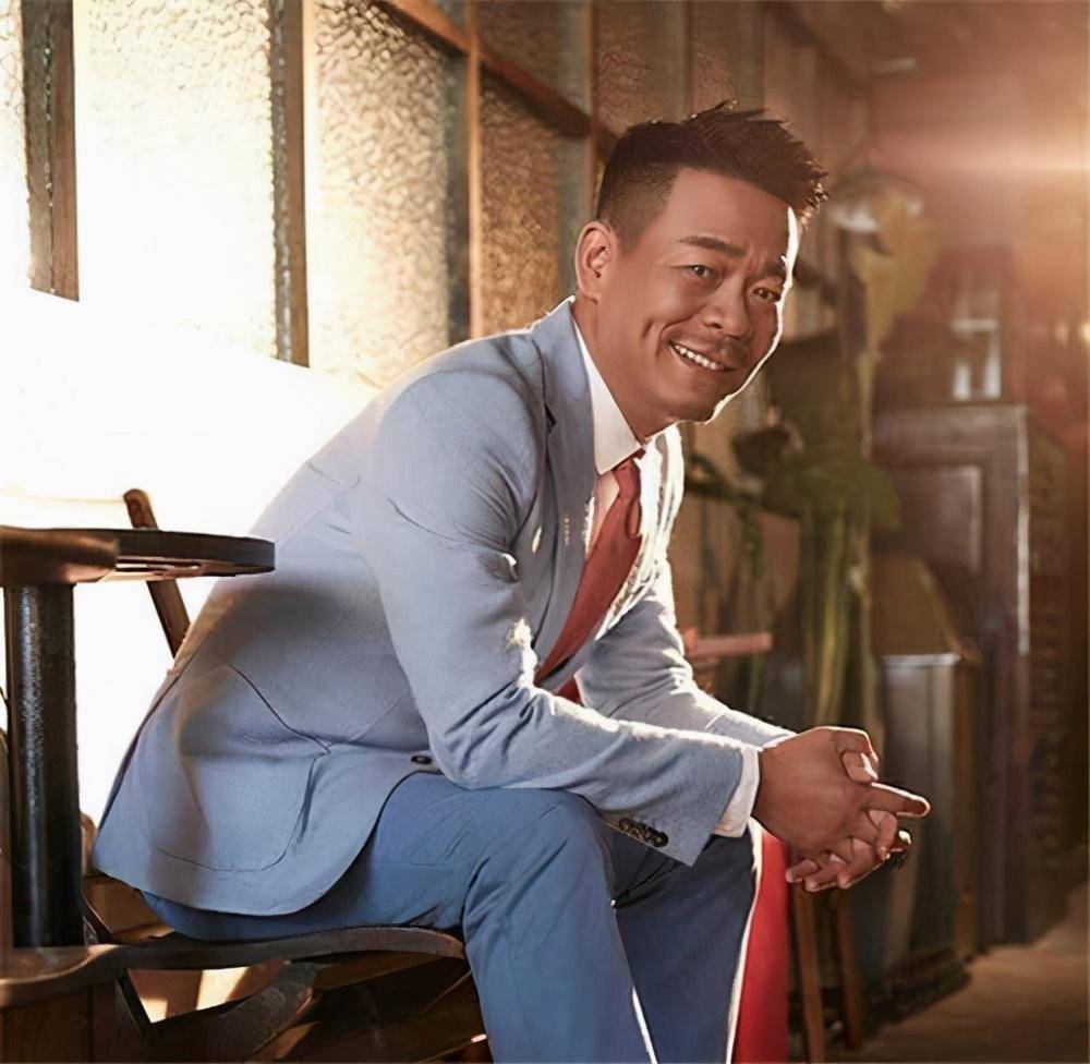 55岁孙浩携父母出游,他穿黑t配短裤难掩老态,至今未婚令人心疼_黑色