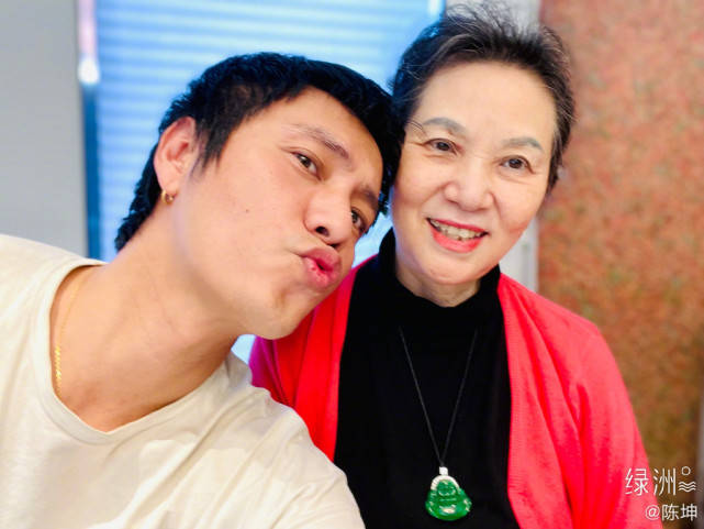 陈坤46岁生日晒照,感谢母亲给予自己生命,嘟嘴献吻妈妈孝心满满_孩子