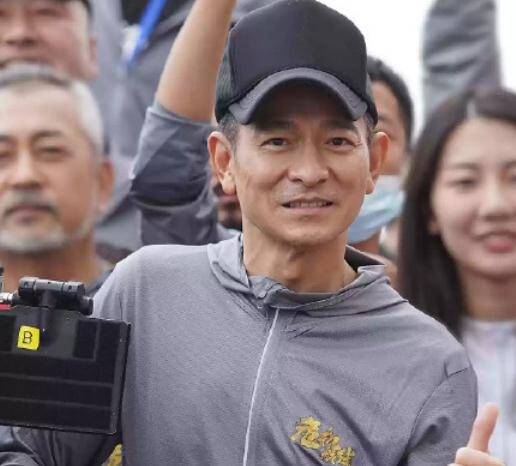 刘德华近照变胖了,和宁浩合作新片,开机仪式笑谈拍摄进度_电影_妻子