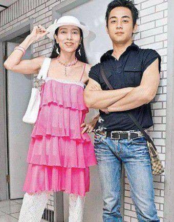 许纯美也算是个奇葩了!在台湾省许纯美很出名,像极了内地的芙蓉姐姐!