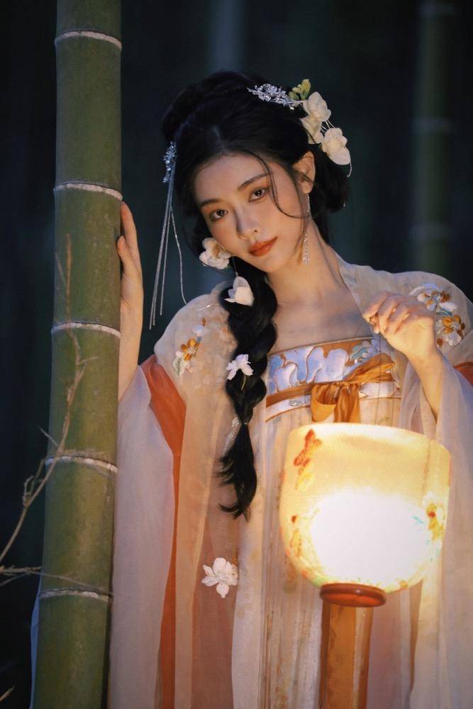 许佳琪节日写真曝光,穿古装提灯笼氛围感十足!_画面_花朵_演艺圈