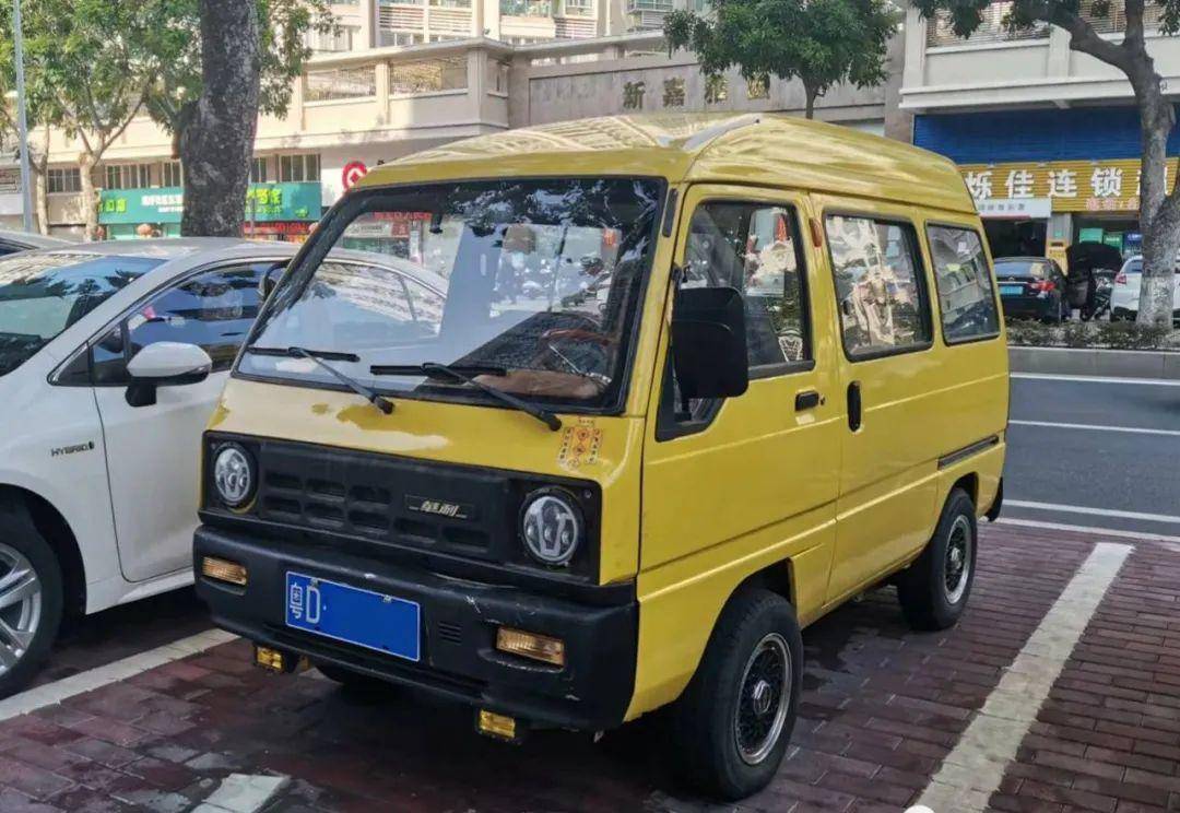 而我觉得,它的老祖上,中置后驱的五菱lzw6320型,其实用心点缀一番