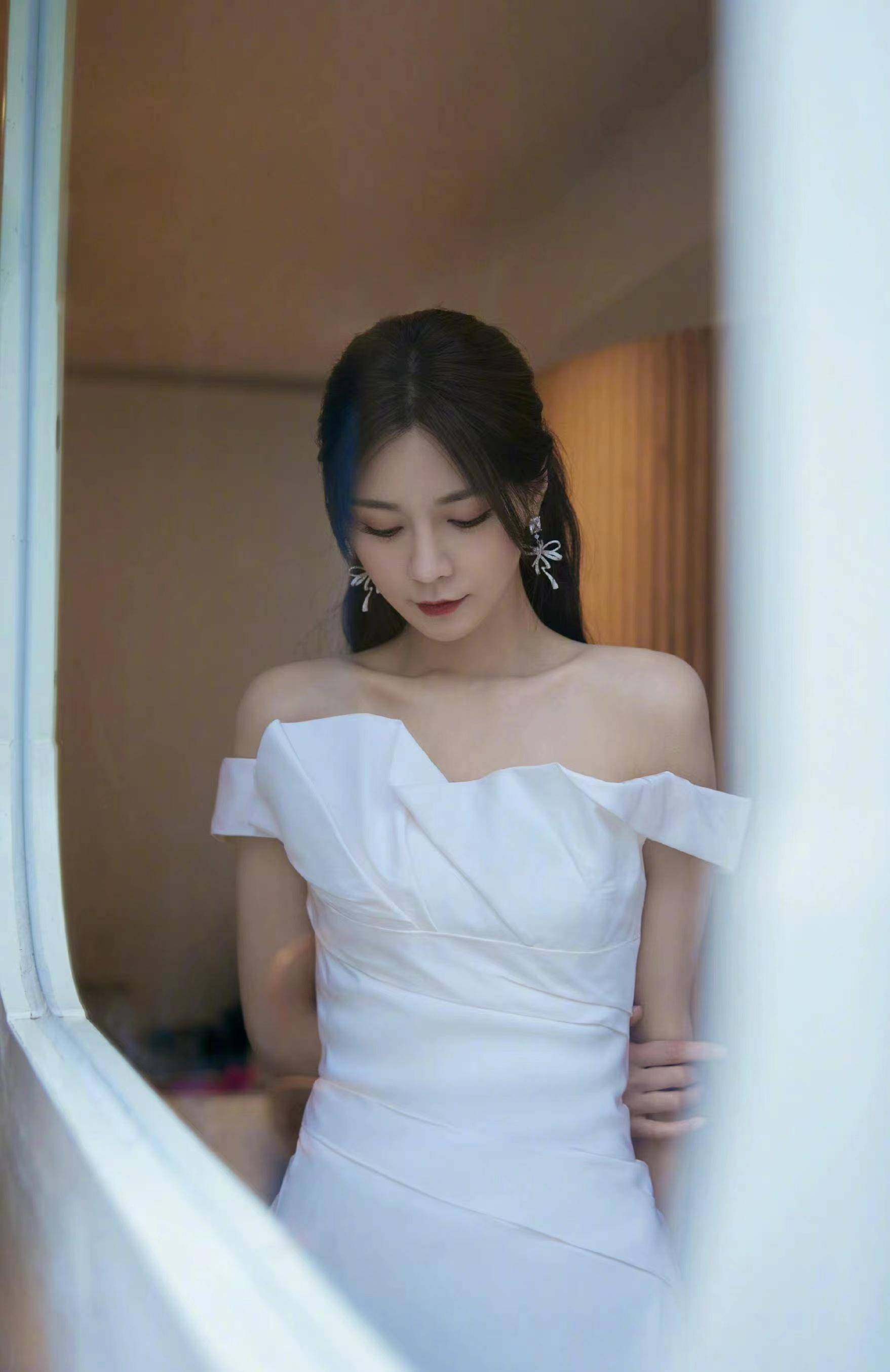 沈梦辰主持湖南卫视跨年晚会,一袭一字肩白裙,精致优雅!