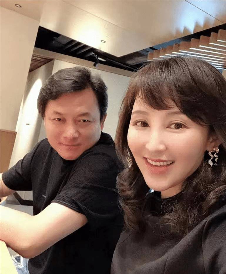 当然,对岳丽娜来说,这辈子最幸运的事也是遇见了一个好丈夫.