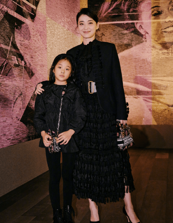 梅婷晒照为侄子中考加油,侄子高她半头身高近一米八,姑侄俩超像,画面