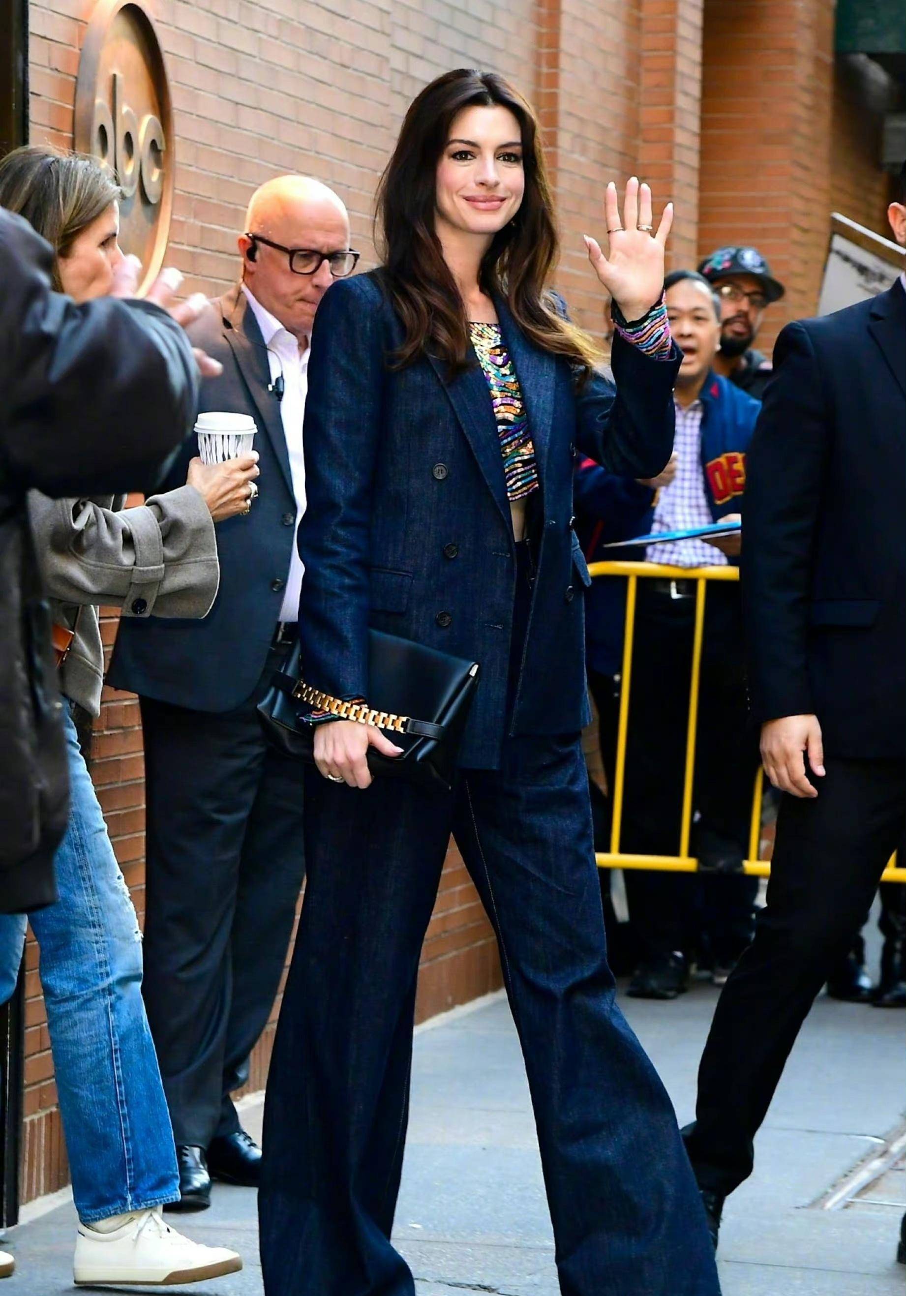 果然是来自国外的"姐姐"!穿rombi套装时髦出街,转眼变女子称霸现场