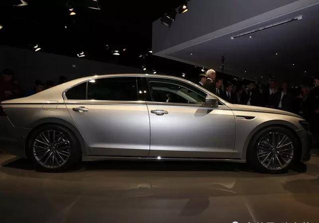 2020款"大众辉昂"四驱版到店,与a6同平台,后排带冰箱,不香么?