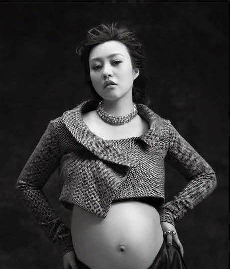 12年后蒋勤勤再晒孕肚照:尺度小了却更美了?