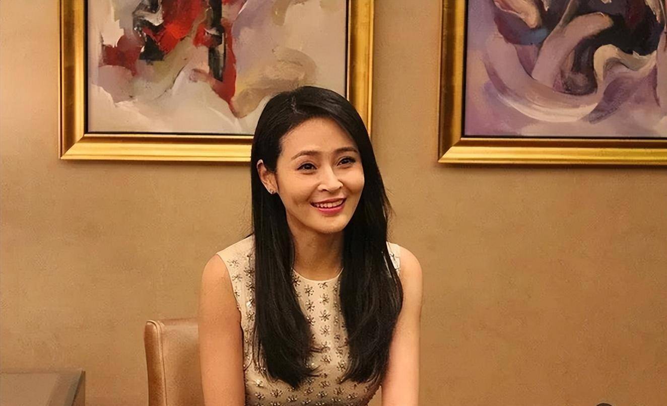 "小关悦"于明加:老公是圈外人,婚后育有两女,40岁身材火辣_气质_女孩