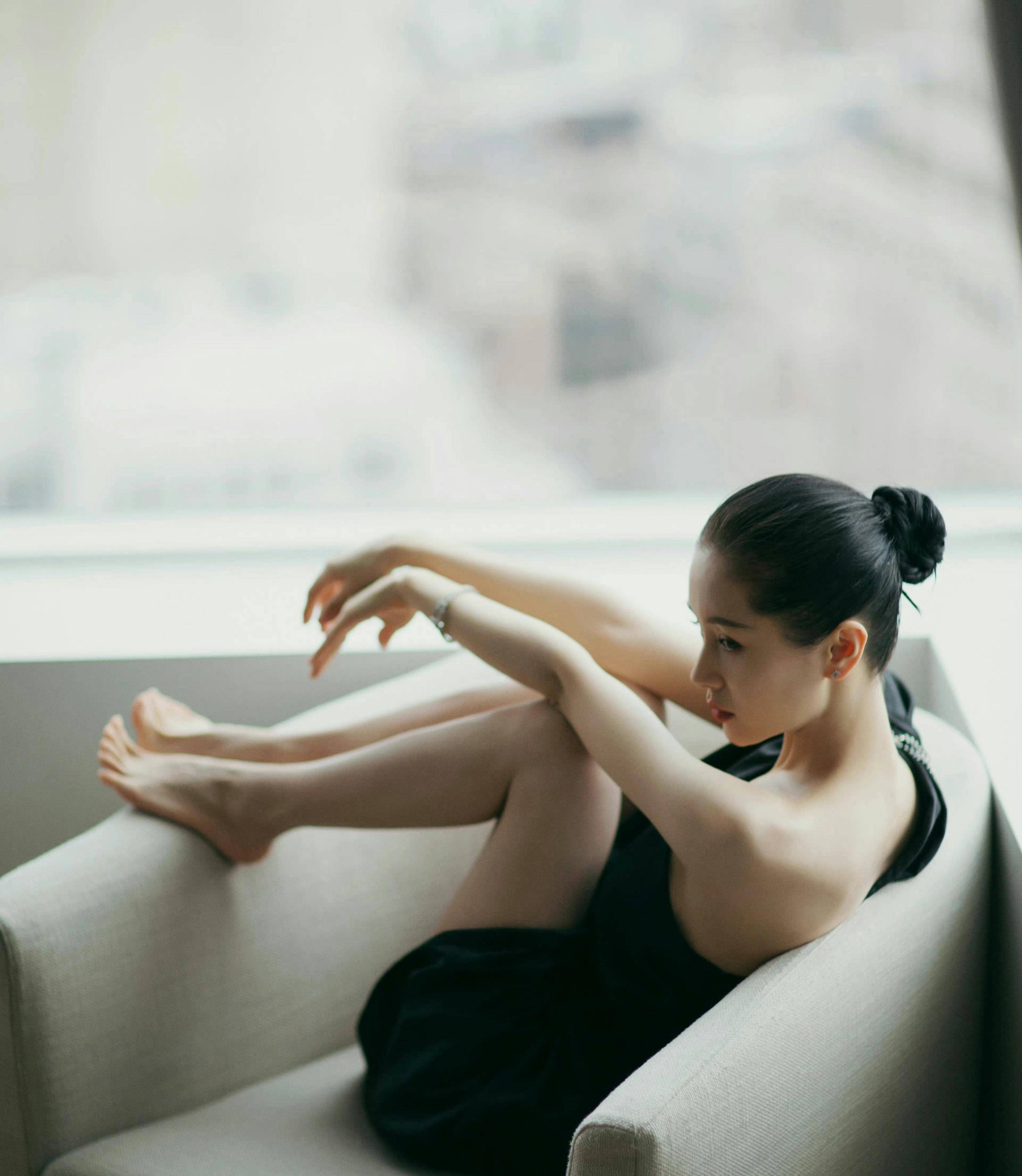 王子文黑色清凉套装半裸玉背·纤细玉腿·美白玉足图片分享_策划_时尚