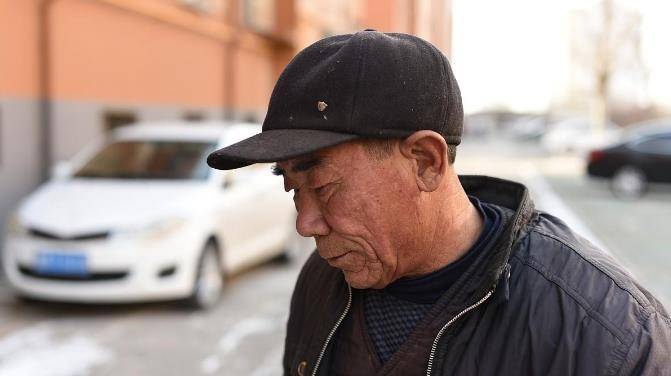 60岁的爷爷住在女婿家里养老,一年后,女儿板着脸说:送你去养老院吧