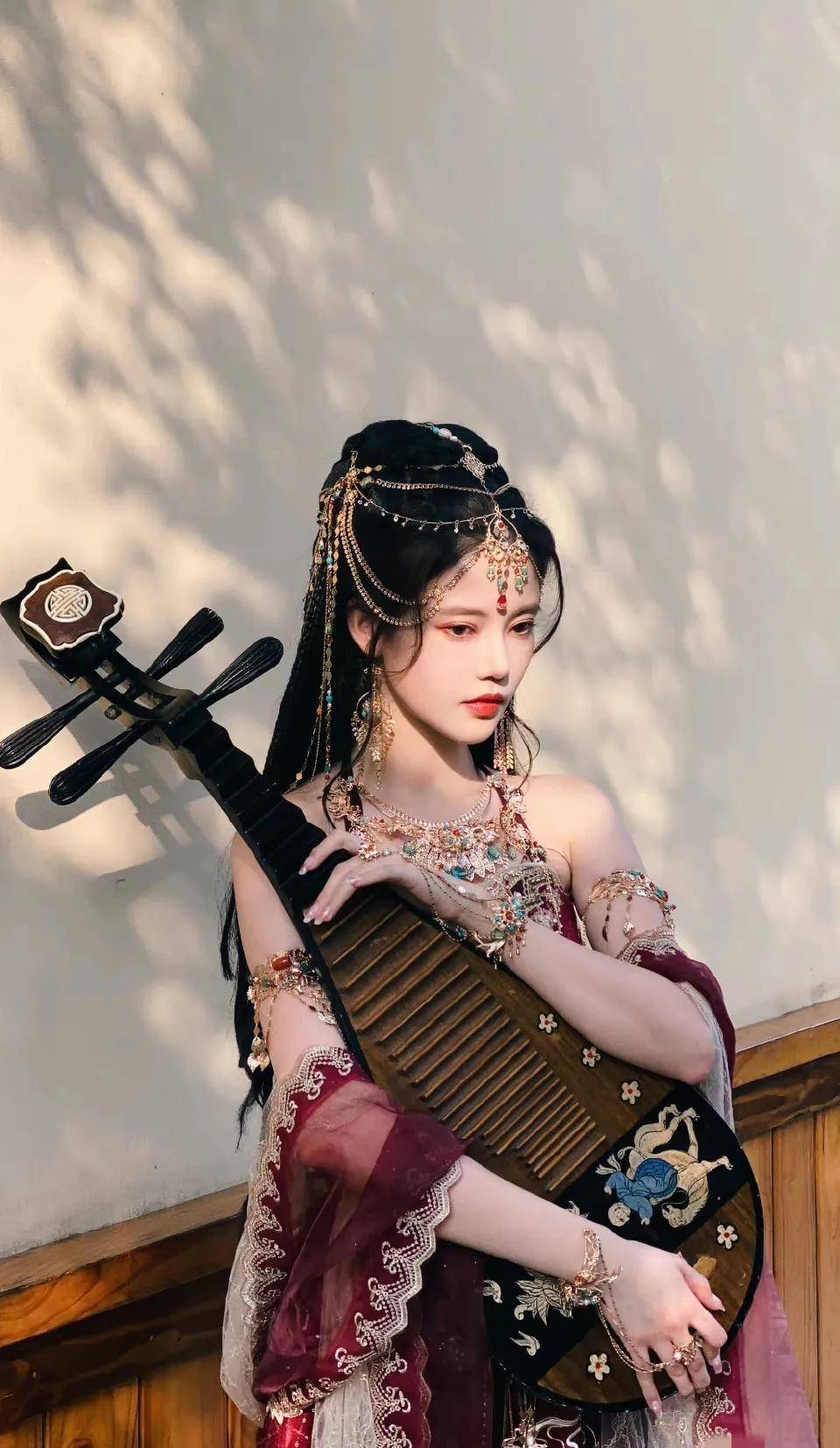 孙珍妮西域风写真,怀抱琵琶,时尚万种,时尚迷人_长月_明星_配文