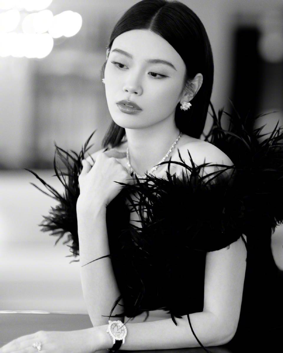 奚梦瑶黑色礼服造型优雅魅力 点缀珠宝知性贵气_写真_女性_色调