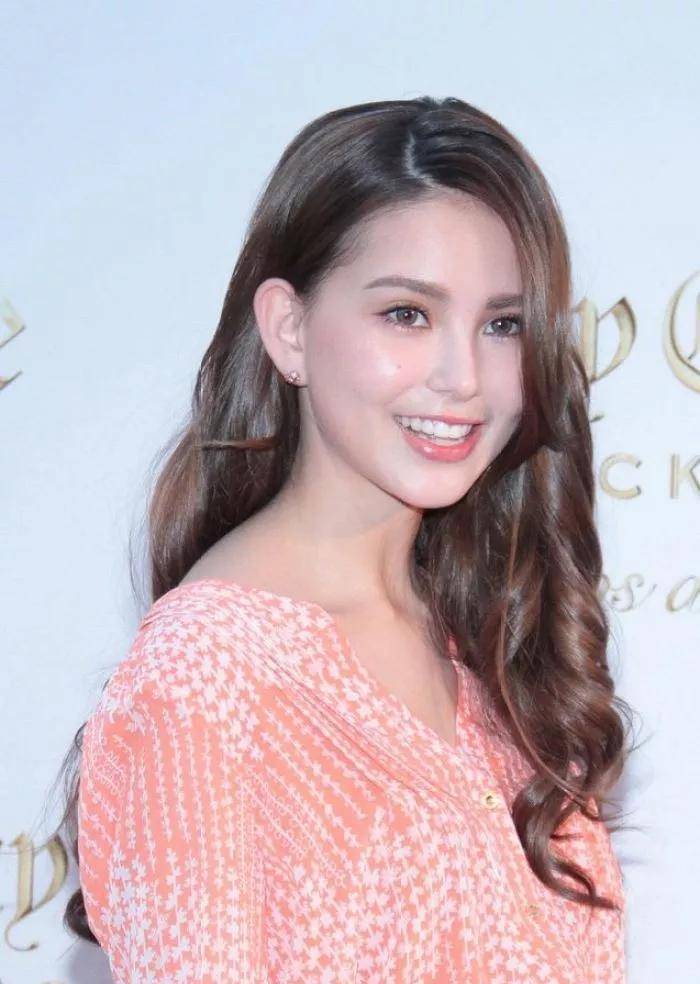 周杰伦妻子昆凌的自拍照引发热议:发带里镶嵌了46颗钻石,社交网络上