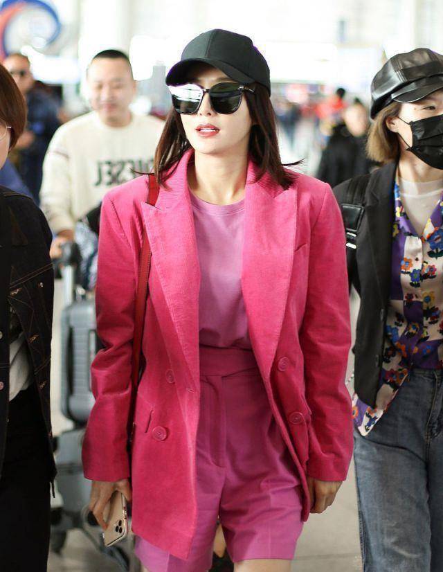 41岁的秦岚,一身粉色服饰,少女感十足_衬衫_很漂亮_头发