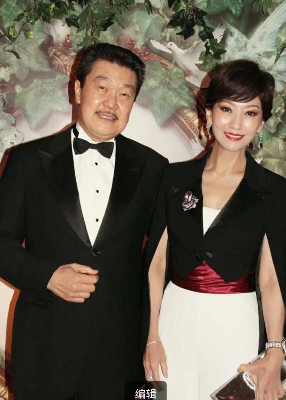 赵雅芝的大儿子45岁,二儿子42岁,三儿子35岁,提起儿子很自豪_黄锦燊