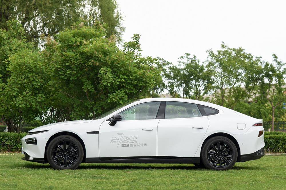 地库偶遇小鹏新车,剪刀门 无框玻璃!比亚迪汉遇硬茬_搜狐汽车_搜狐网