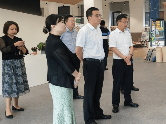 郑晶瑶向贺恩洪常委一行汇报了园区自今年一月运营以来的相关发展情况