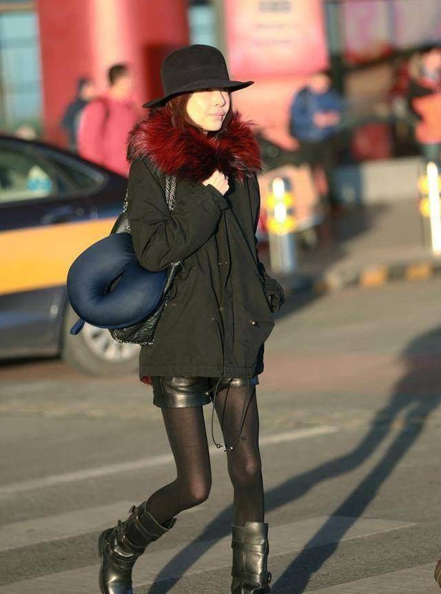 48岁鲁豫真会玩,大衣里搭皮衣气场炸裂,网友:杨幂都不敢这么穿_黑色