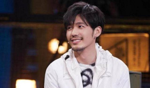 29岁白宇近照,不惧年龄被拿来当梗,恋爱情公寓最美女神六年_黄旭熙