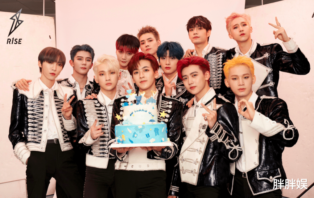 r1se官博晒全员为何洛洛庆生照,寿星c位!