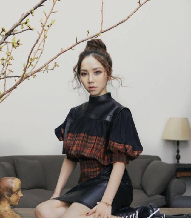 "巨肺歌后"邓紫棋晒恩爱,与男友组装家具,事业爱情双丰收_身材_造型