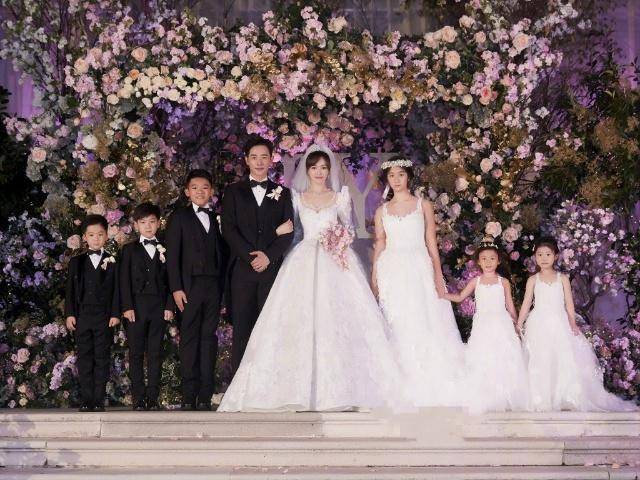 唐嫣个人婚纱照曝光,采用1206朵玫瑰花枝叶相连,耗时近5000小时_罗晋